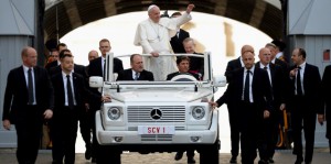 Pope Francis salutes the crowd as he arrives for his weekly general audience in St Peter's square at the Vatican on October 22, 2014.   AFP PHOTO / FILIPPO MONTEFORTE