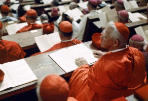 1965 : Cardinaux participant à une session du concile Vatican II, Rome, Vatican. 1965: Cardinals during Vatican II Council, Rome, Vatican.