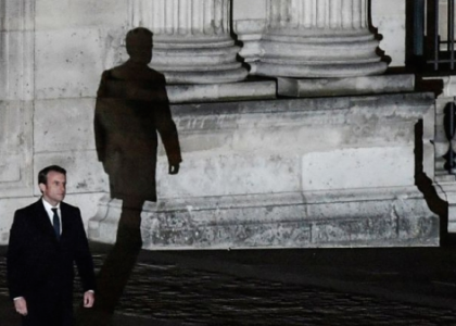Emmanuel Macron au pied du mur