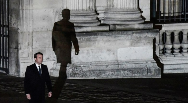 Emmanuel Macron au pied du mur